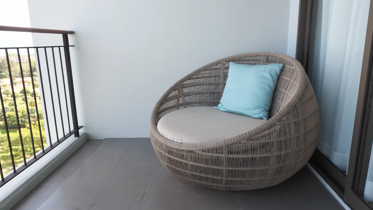 Model Balkon Minimalis Modern dengan Kursi Rotan